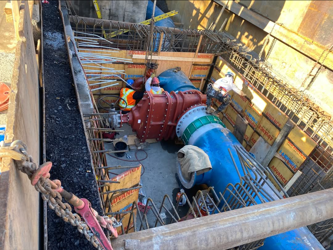Installation de canalisations sur un chantier Cogénex